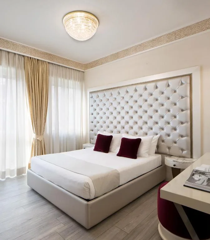 Standard Double Room with Balcony and City View — Suite Milano Duomo