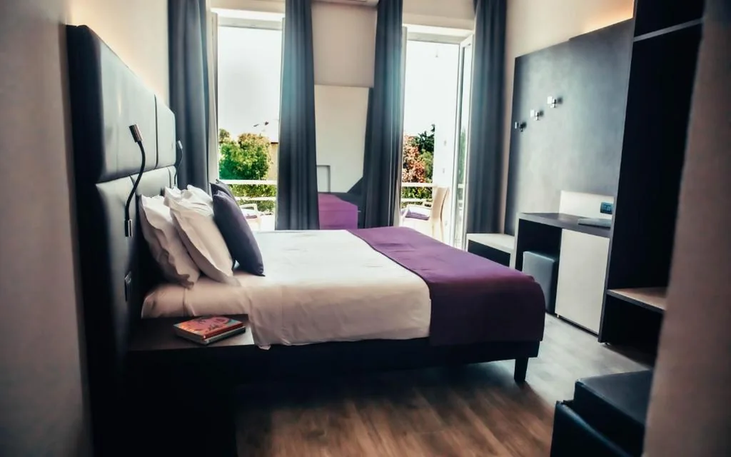 Standard Double Room with Balcony — Hotel Benaco