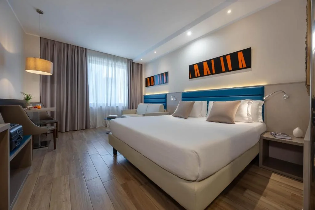 Camera Matrimoniale Standard con Divano-Letto — iH Hotels Milano Lorenteggio