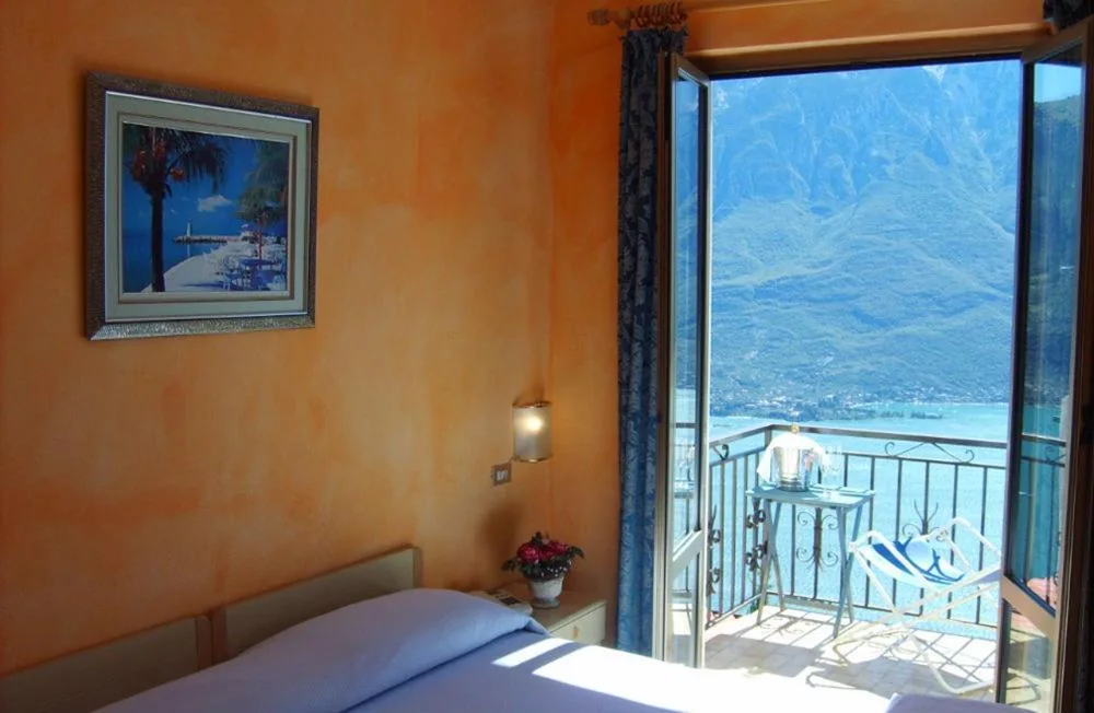 Camera Matrimoniale Standard con Vista Lago — Hotel Panorama e Residence
