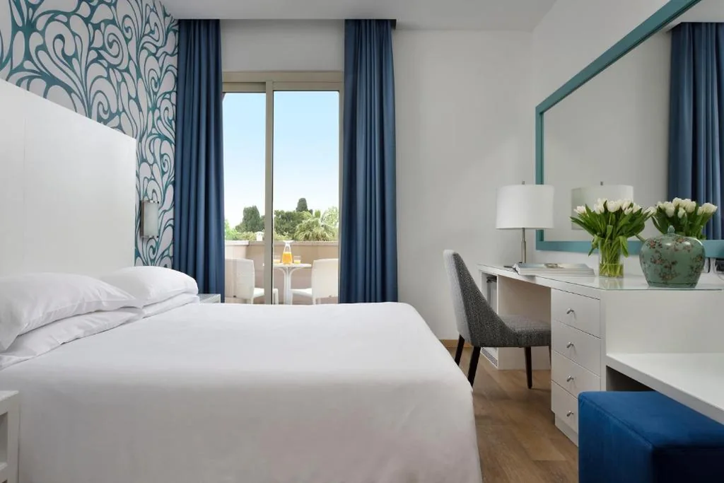 Standard Double Room with Partial Lake View and Spa Access — Hotel Continental Wellness & Spa