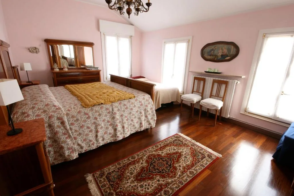 Standard Double Room — Corte Posta B&B – parcheggio e bagno in camera – ideale per Coppie, Soggiorni di lavoro, Viaggiatori interessati a arte e cultura