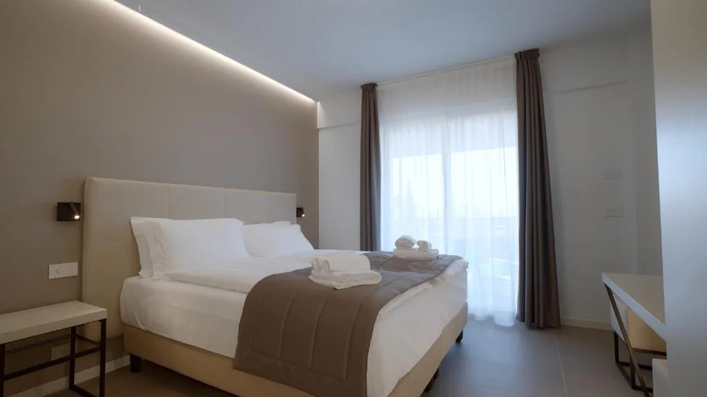 Standard Double Room — Hotel Cristal