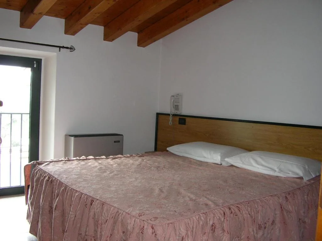Standard Double Room — Hotel La Pergola
