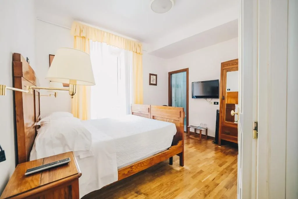 Camera Matrimoniale Standard — Hotel Suisse