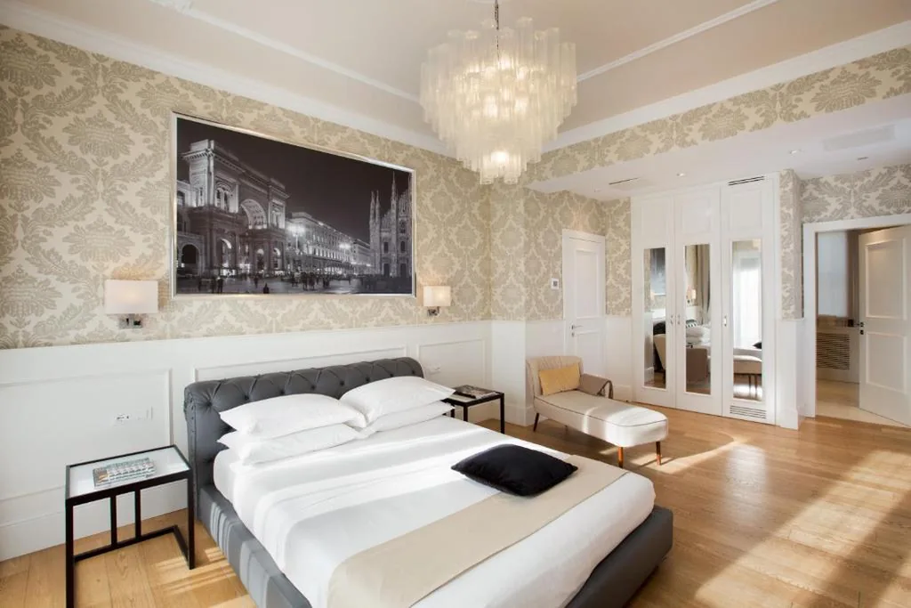 Superior Double Room with Balcony and City View — Suite Milano Duomo