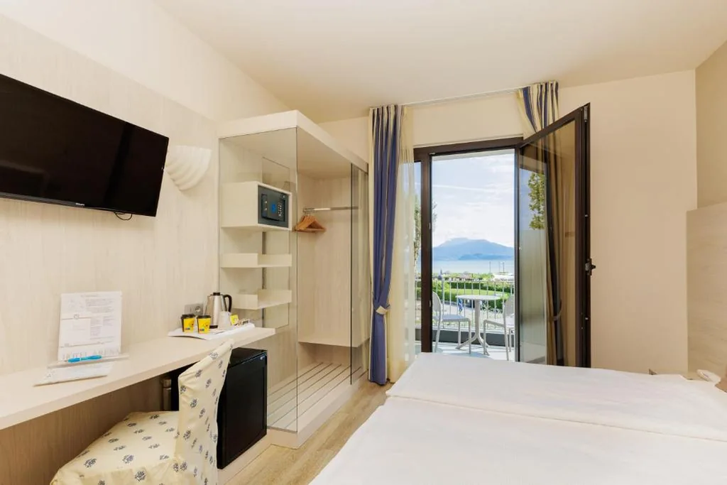 Camera Matrimoniale Superior con Balcone e Vista Lago — Hotel Arena