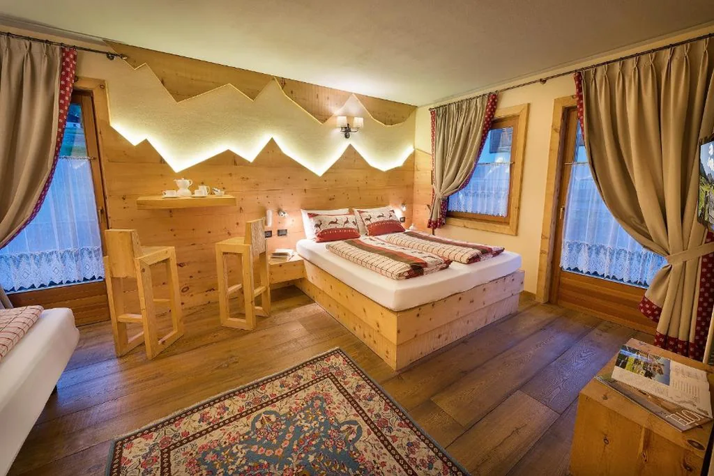 Superior Double Room with Balcony and Mountain View — Hotel Astra