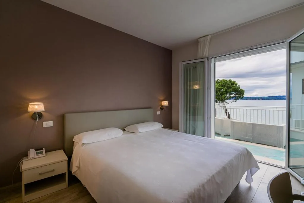 Camera matrimoniale superior con balcone fronte lago — Hotel Saviola