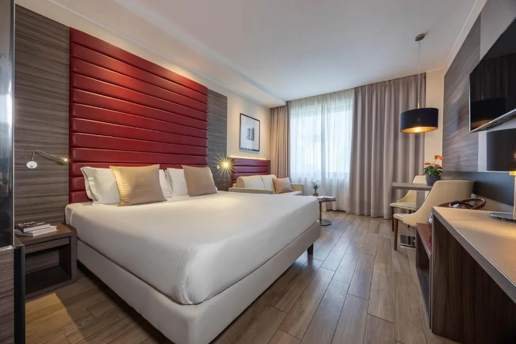 Camera Matrimoniale Superior con Divano-Letto — iH Hotels Milano Lorenteggio