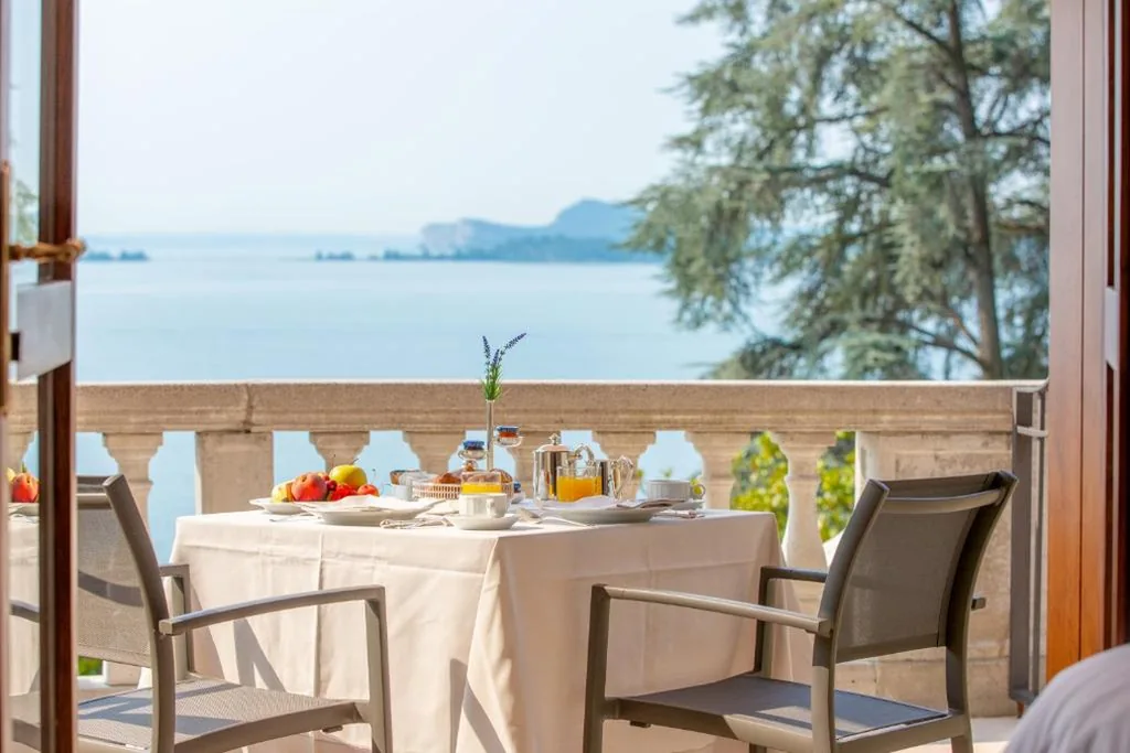 Superior Double Room with Terrace and Lake View — Hotel Villa Del Sogno