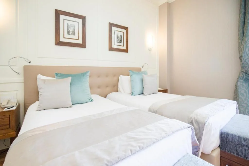Superior Double Room with Lake View — Grand Hotel Terme Sirmione