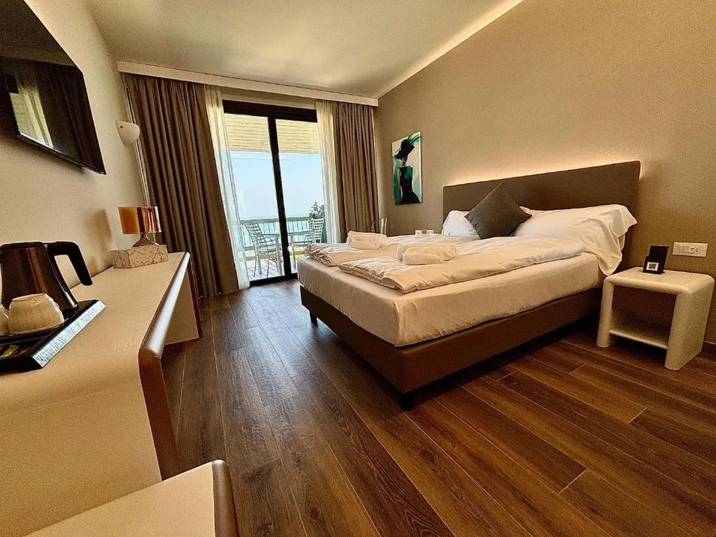 Camera Matrimoniale Superior con Vista Lago — Hotel Aquila D’Oro Desenzano