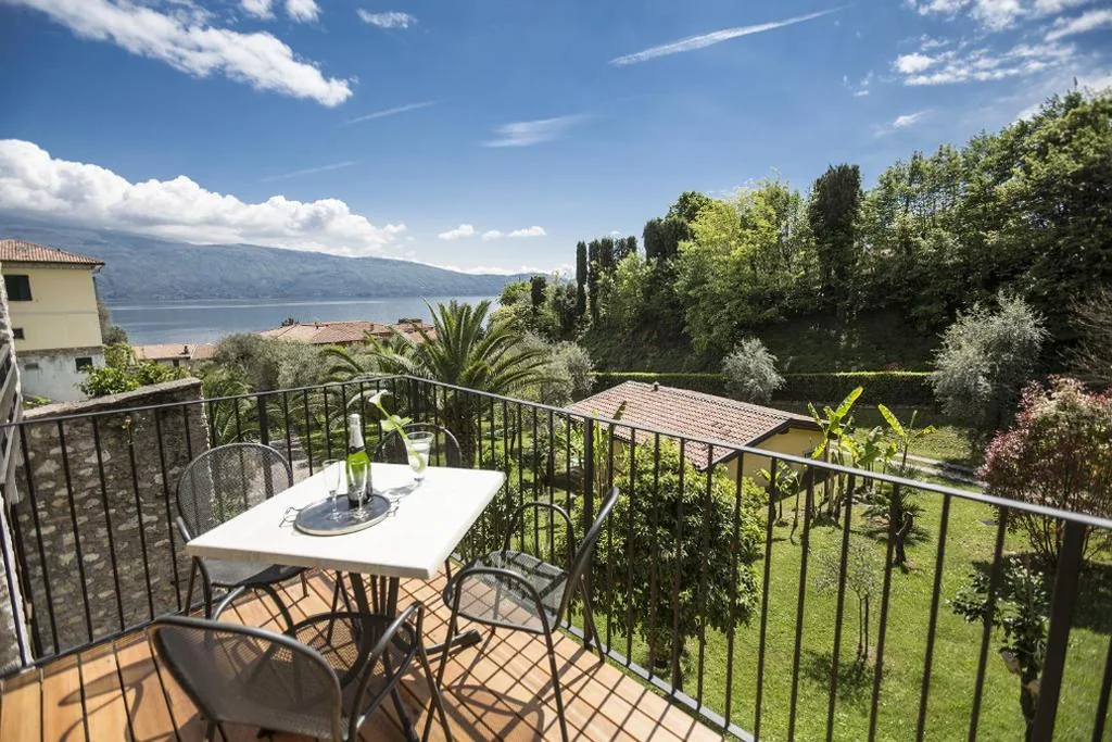 Superior Double Room with Lake View — Hotel Livia