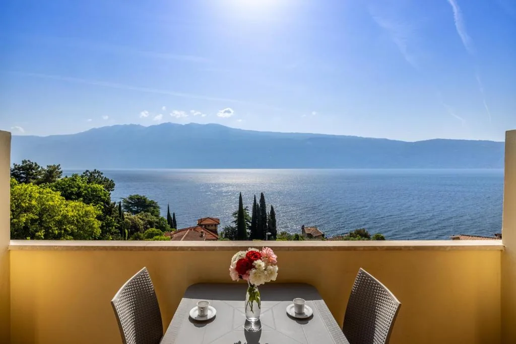 Camera Matrimoniale Superior con Vista Lago — Hotel Meandro – Lake View