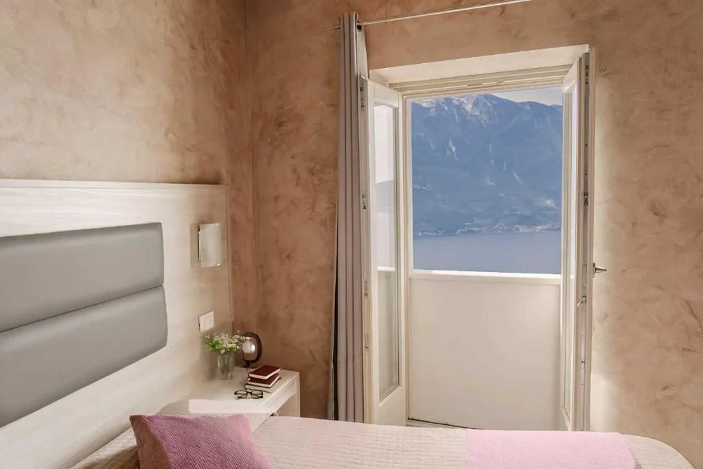 Superior Double Room with Lake View — Hotel Miralago