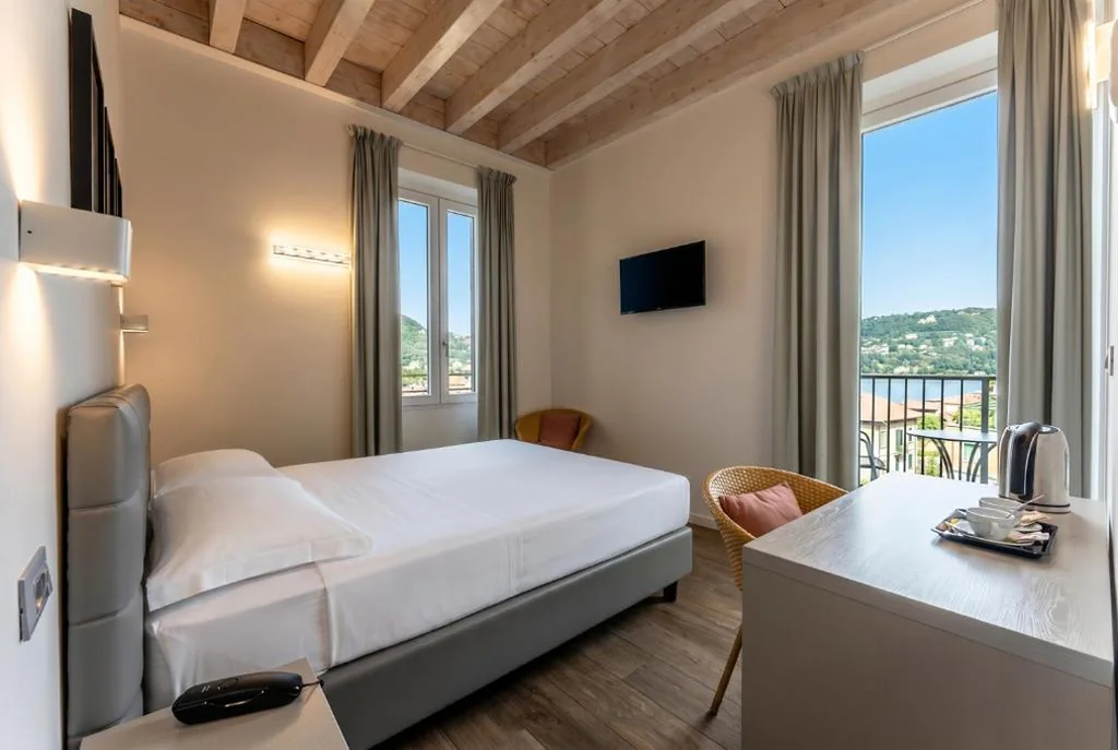 Superior Double Room with Lake View — Hotel Quarcino