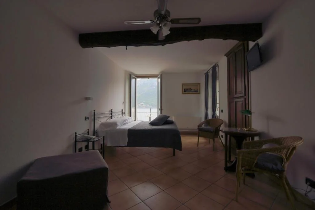 Superior Double Room with Lake View — Locanda La Pergola