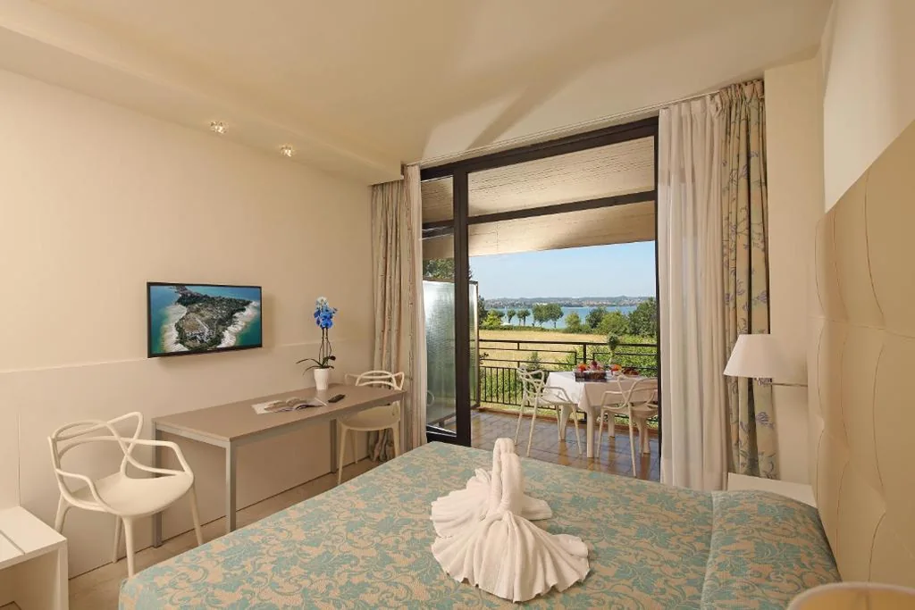 Superior Double Room — Hotel Holiday