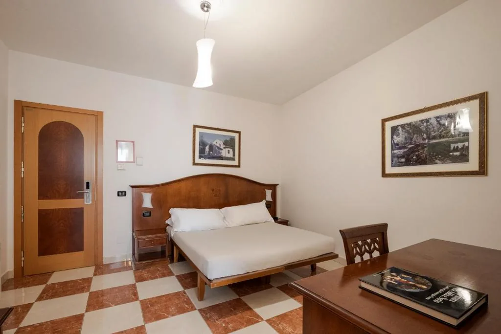 Camera Matrimoniale Superior — Hotel Ungheria Varese 1946