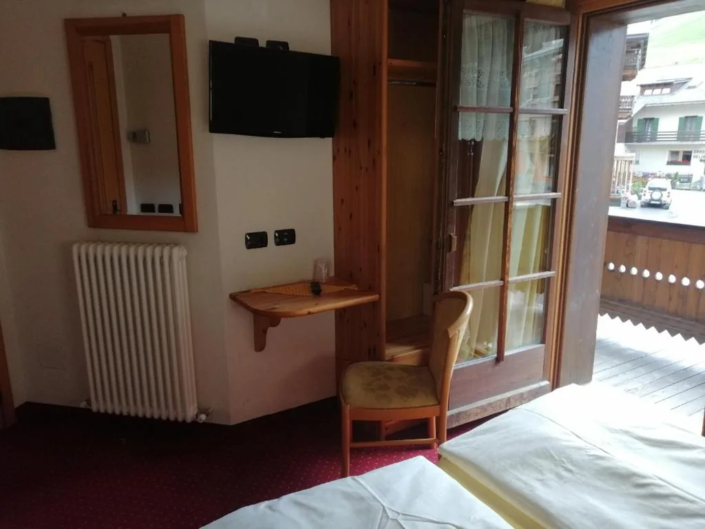 Small Double Room with Single Beds and Balcony — Garni Baita Cecilia