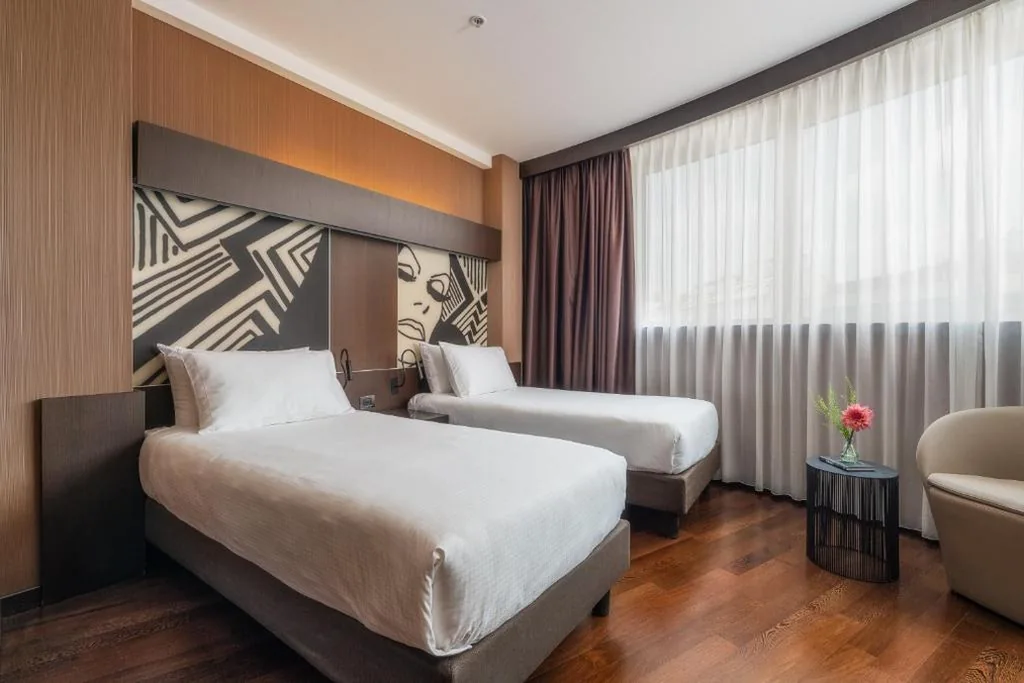 Camera Premium Angolare Doppia con Letti Singoli — Crowne Plaza Milan City by IHG