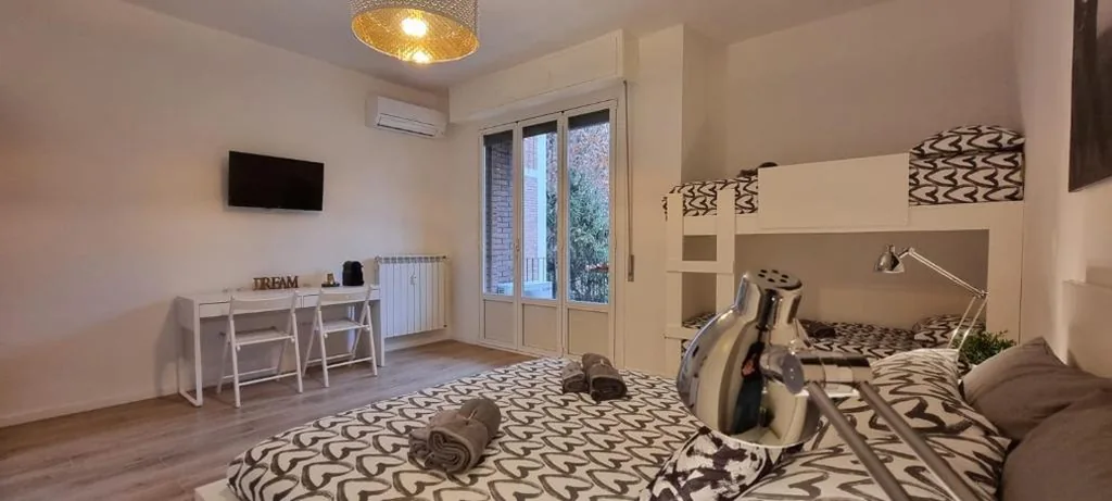 Camera Quadrupla Classica con Balcone e Bagno Privato Esterno — San Donato Policlinico Rooms