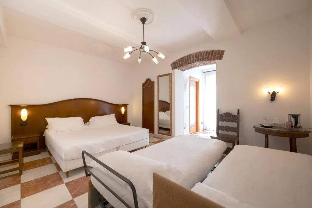 Camera Quadrupla Comfort — Hotel Ungheria Varese 1946