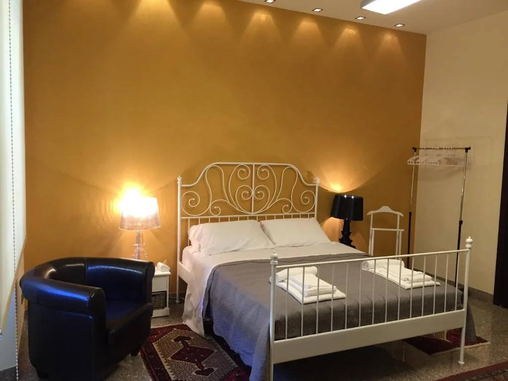 Quadruple Room with Shared Bathroom — Bergamo Center Rooms