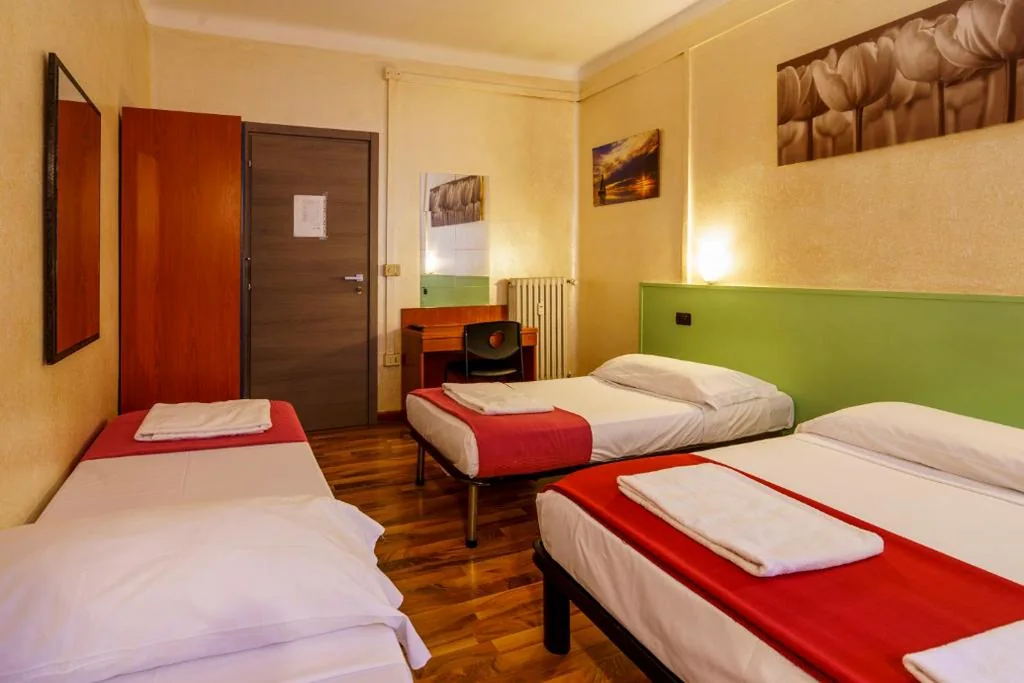 Quadruple Room with Shared Bathroom — Hotel America