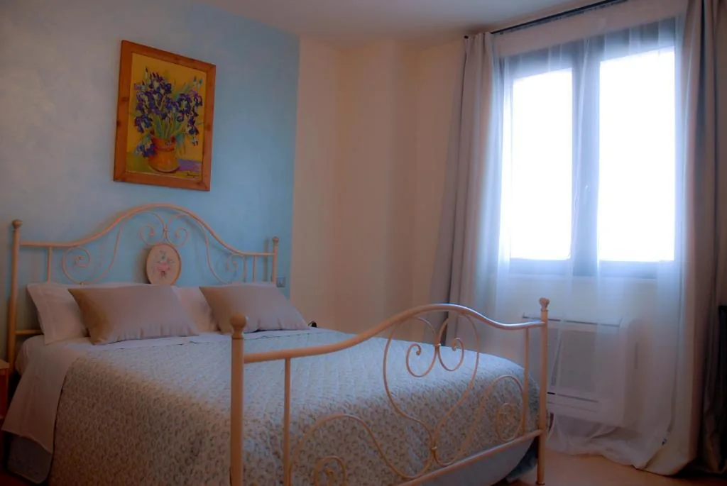 Quadruple Room with Private Bathroom — Art Gallery Rooms