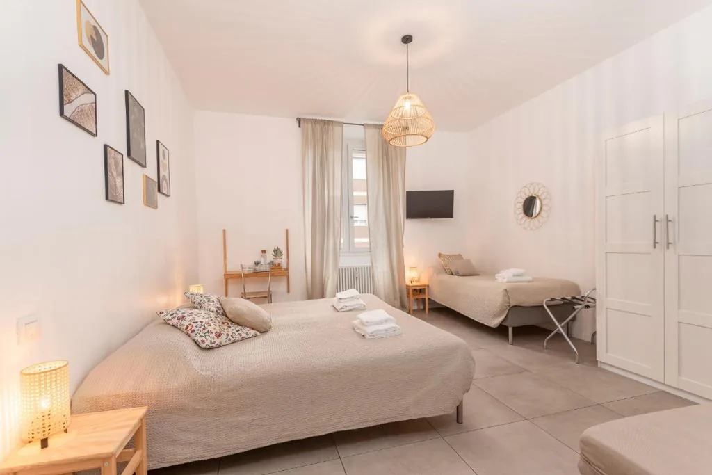 Camera Quadrupla con Bagno Privato Esterno — Guesthouse Tree Rooms Modern