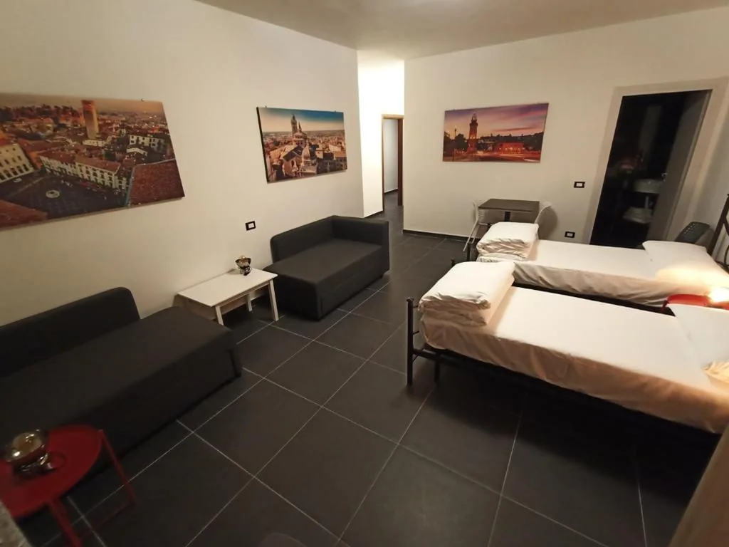 Camera Quadrupla con Bagno Privato — Guesthouse The Living Room