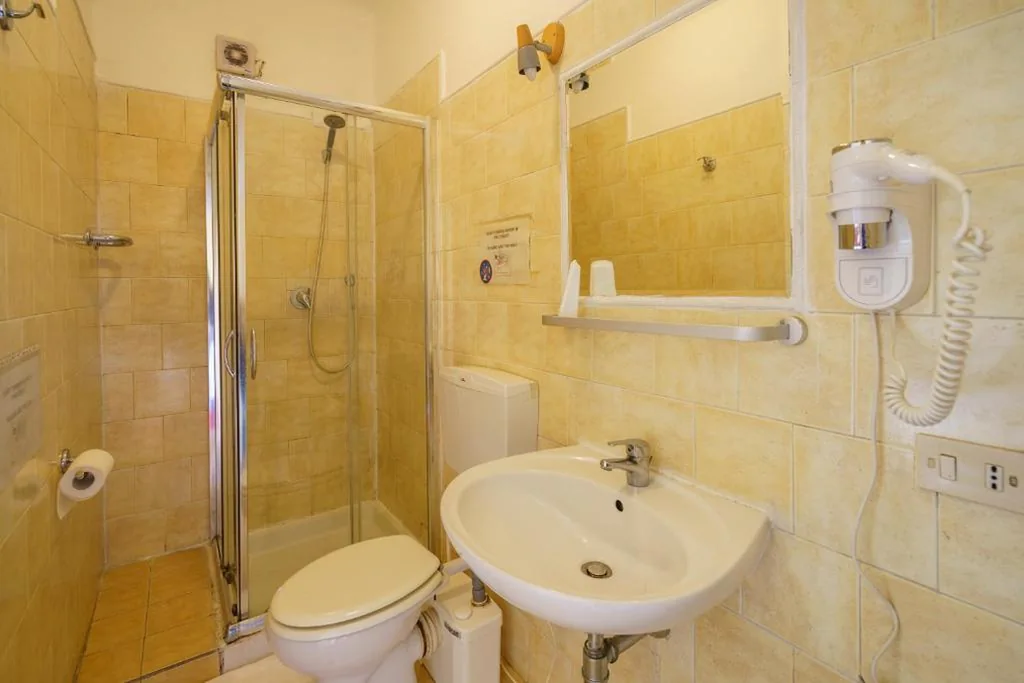 Quadruple Room with Private Bathroom — Hotel America