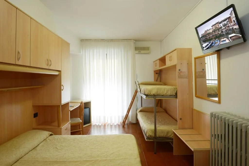 Quadruple Room with Balcony — Hotel Commercio