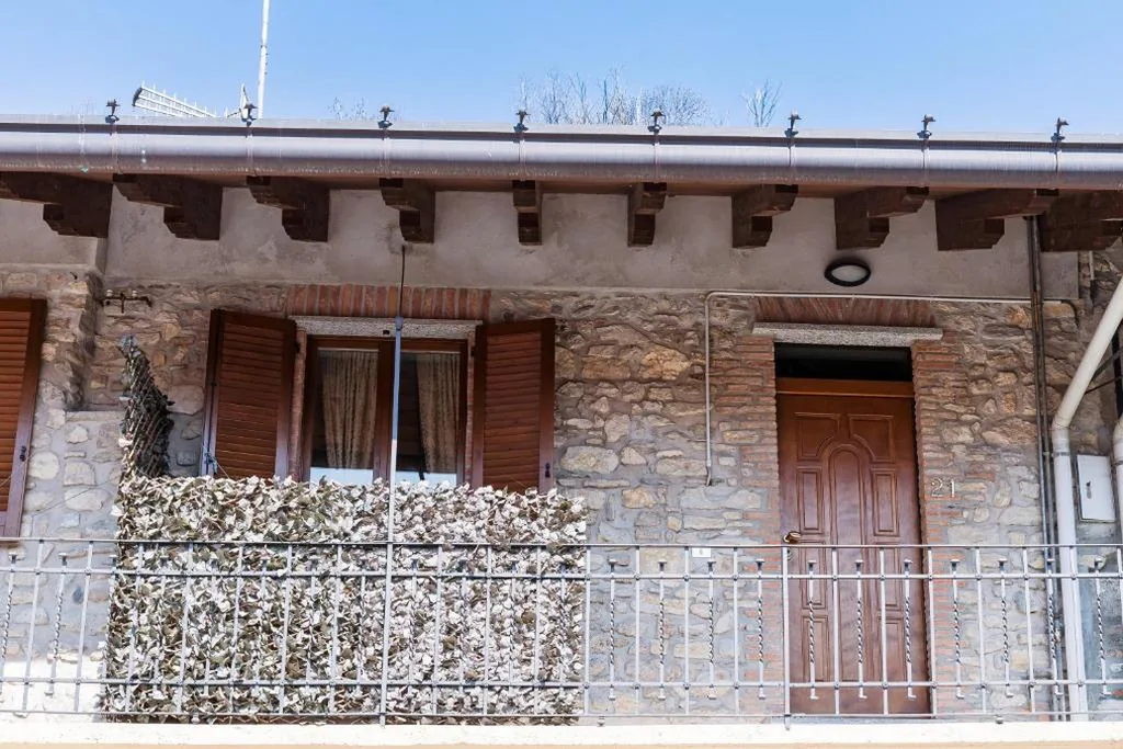Quadruple Room with Balcony — La Corte Rooms and Home Restaurant – free parking – 10 minutes to the lake and centre