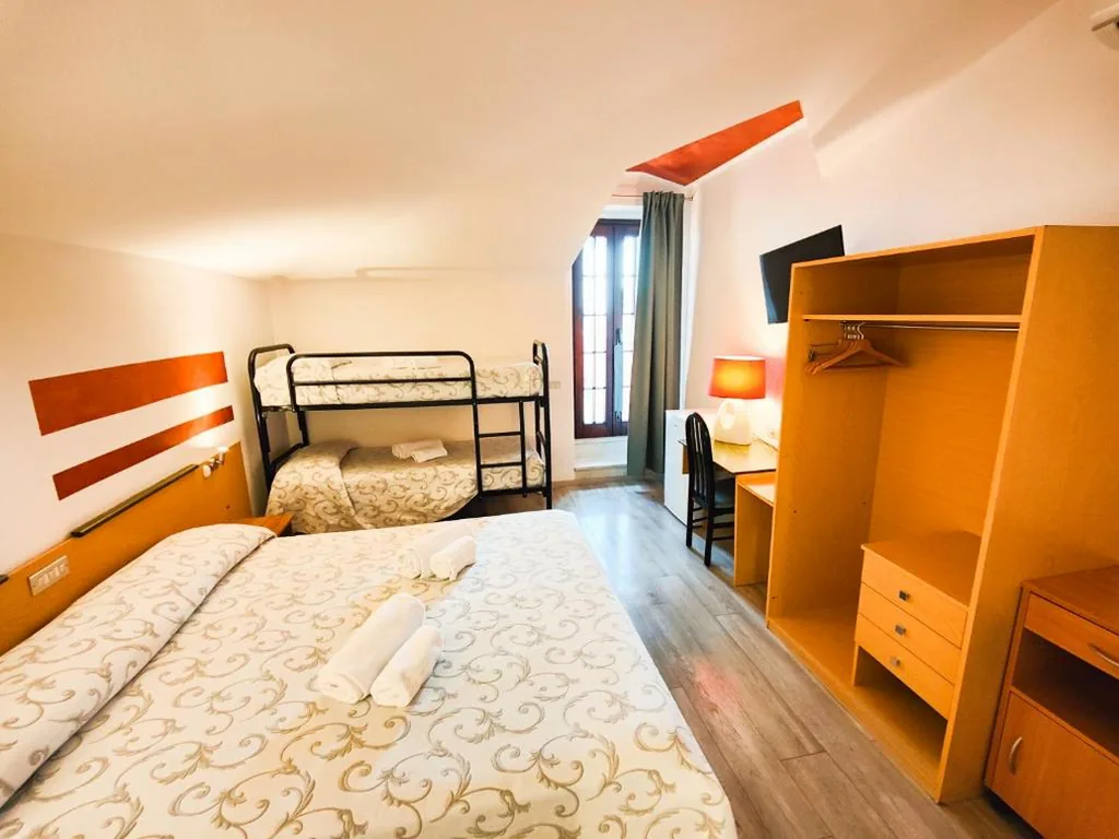 Camera Quadrupla con Terrazza — Albergo B&B Tenesi