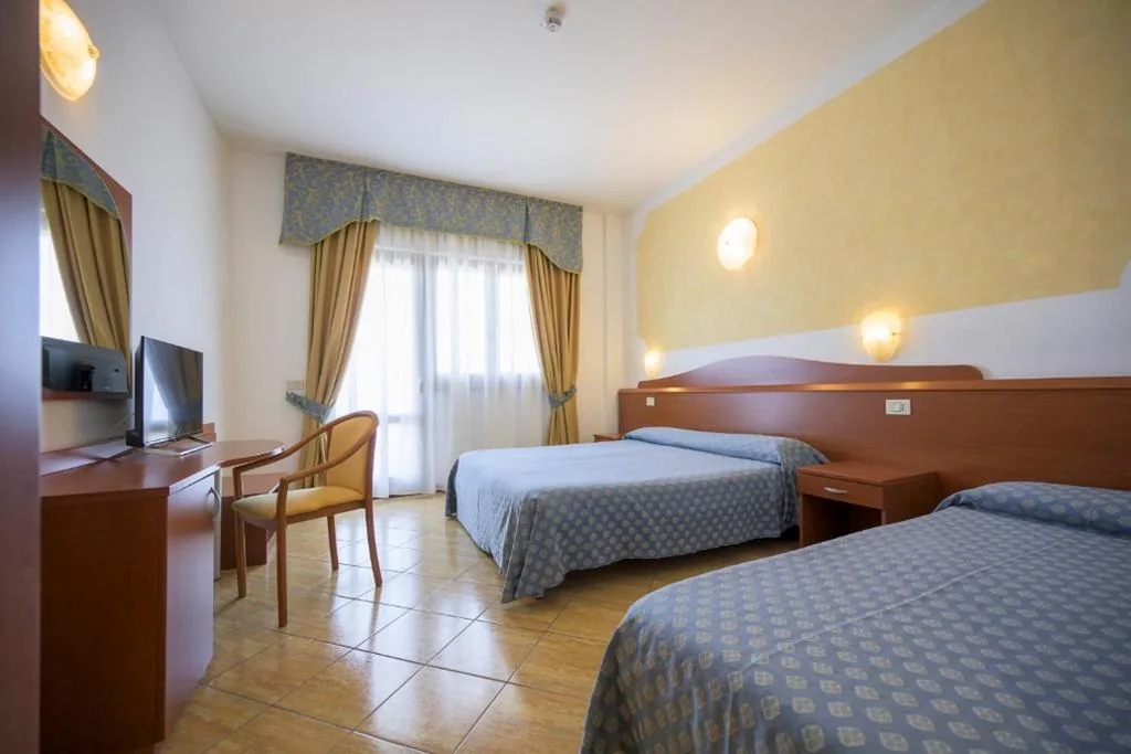 Camera Quadrupla con Vista Lago — All Inclusive Hotel Piccolo Paradiso