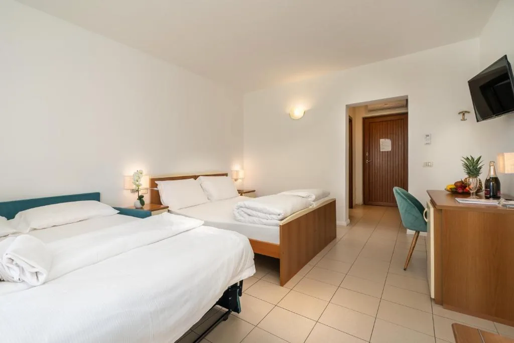 Quadruple Room with Lake View — Hotel Casa Piantoni