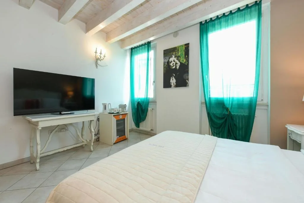 Camera Quadrupla Deluxe con Vista Lago — Le Rêve – Lake view rooms