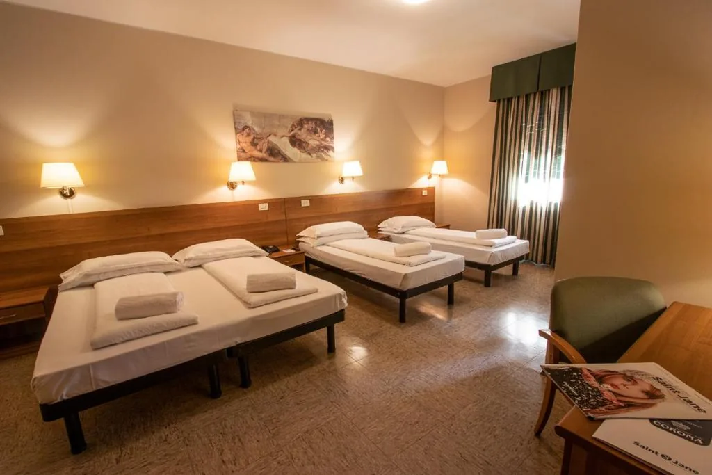 Economy Quadruple Room — Hotel Corona