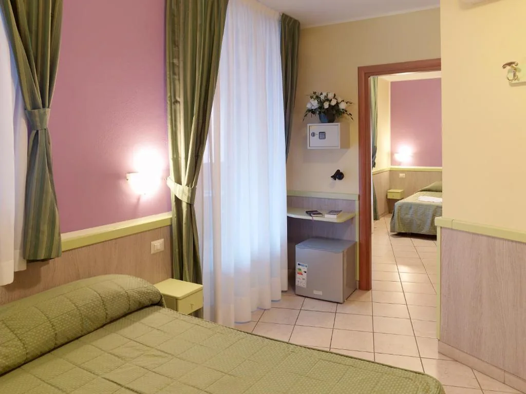 Quadruple Room — Hotel Arco Romana