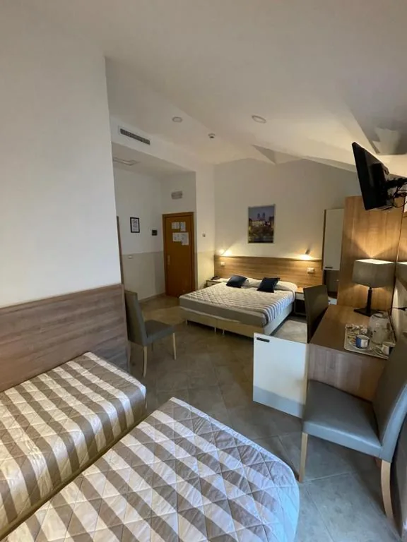Quadruple Room — Hotel Montecarlo