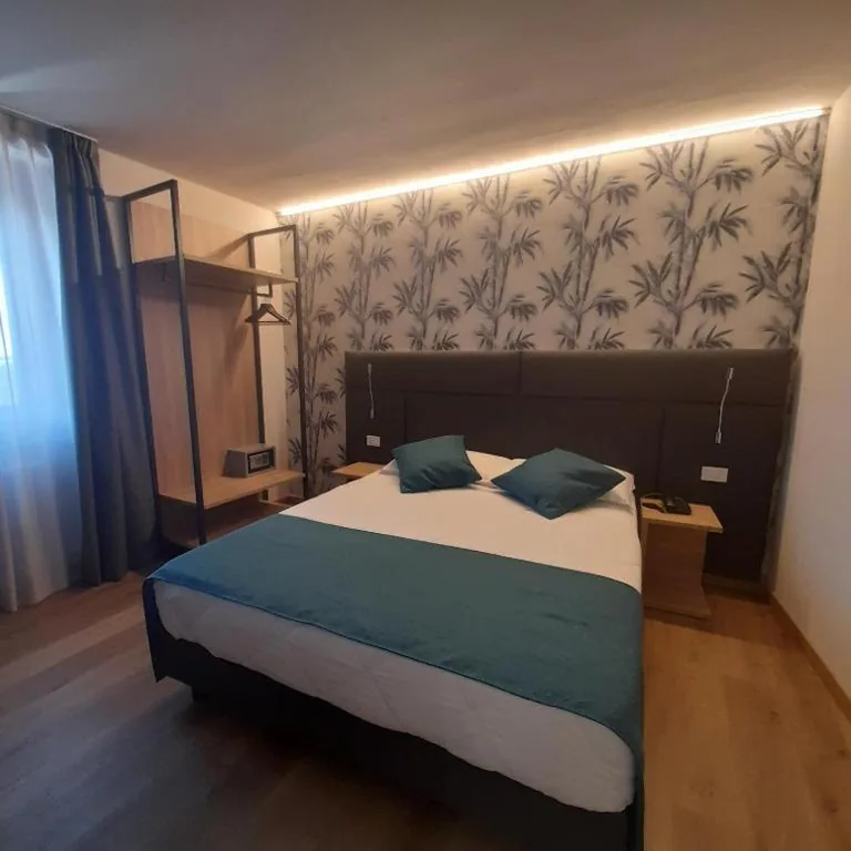 Camera Quadrupla Superior con Vista Lago — Bike Hotel Touring Gardone Riviera & Wellness