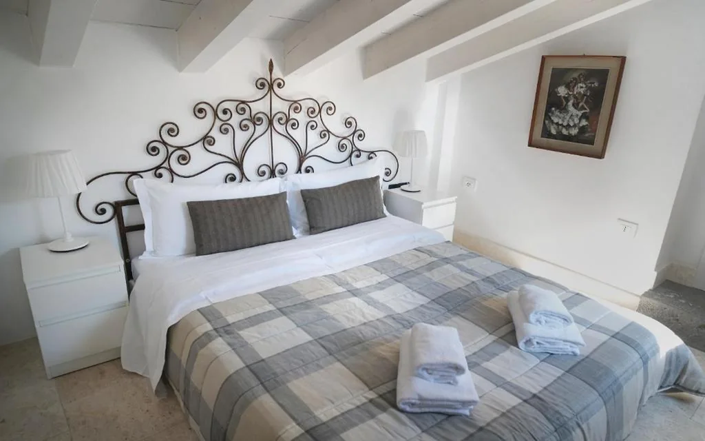 Queen Room — Academia Residence