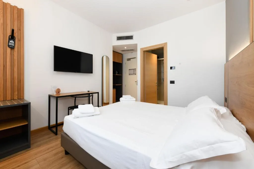 Queen Comfort Room with Balcony - Non-Smoking — Best Western Hotel Arya