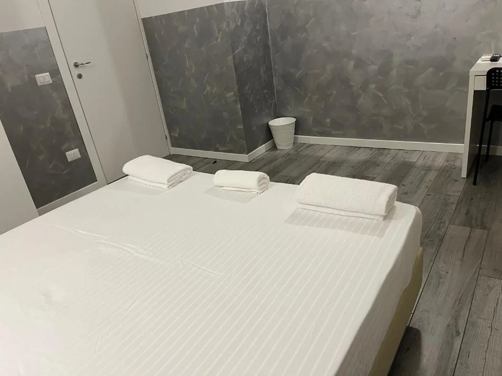 Queen Room with Shared Bathroom — BERGAMO AIRPORT ROOMS Self check-in
