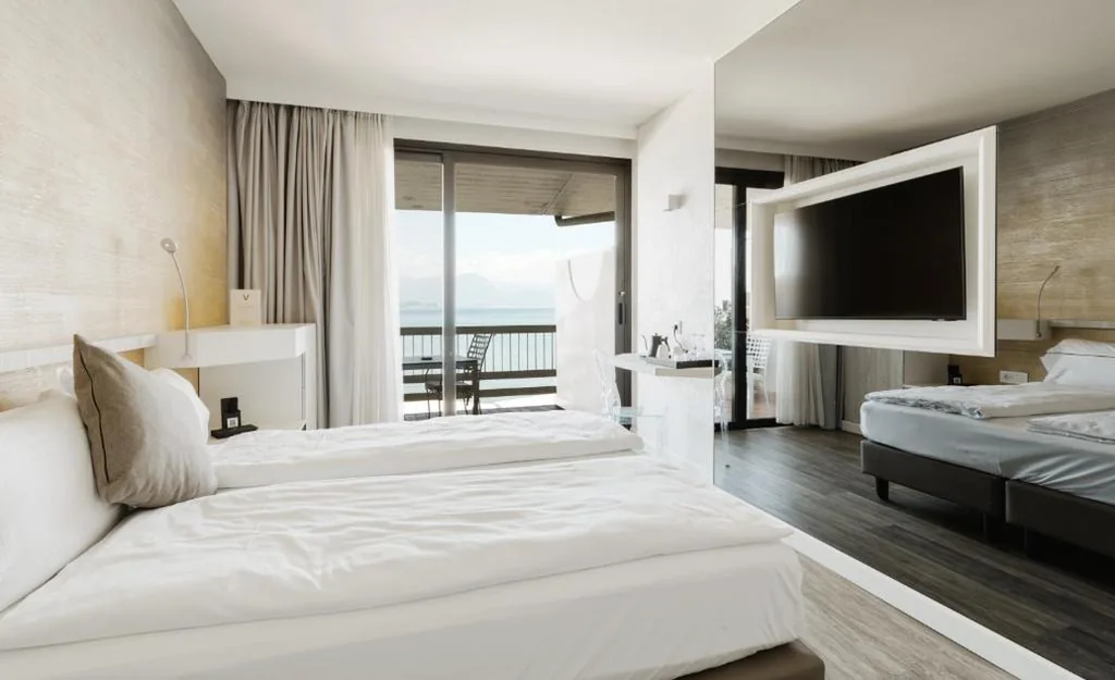 Camera Queen con Balcone e Vista Lago — Hotel Aquila D’Oro Desenzano