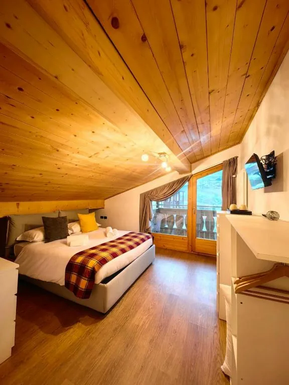 Queen Room with Balcony — Hotel Ambassador Bormio