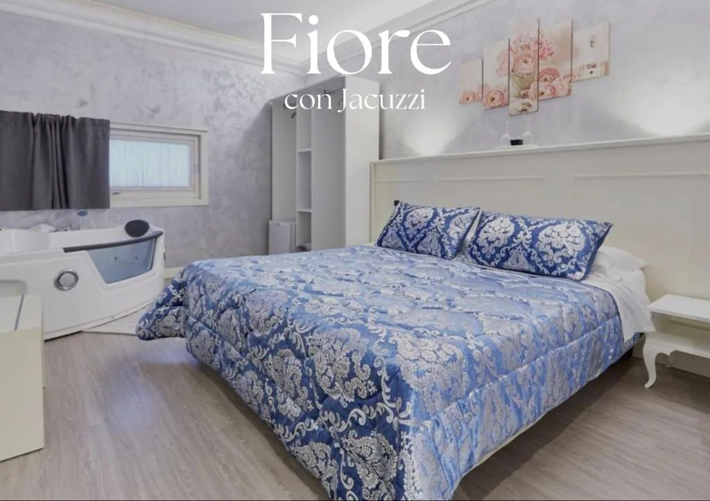 Camera Queen con Vasca Idromassaggio — HOTEL Villa Lilla